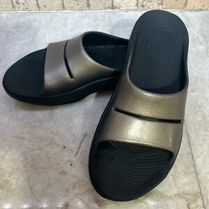 OOFOS OOahh Womens Size 7 Mens Size 9 Metallic Black Slide Sandals Slip On